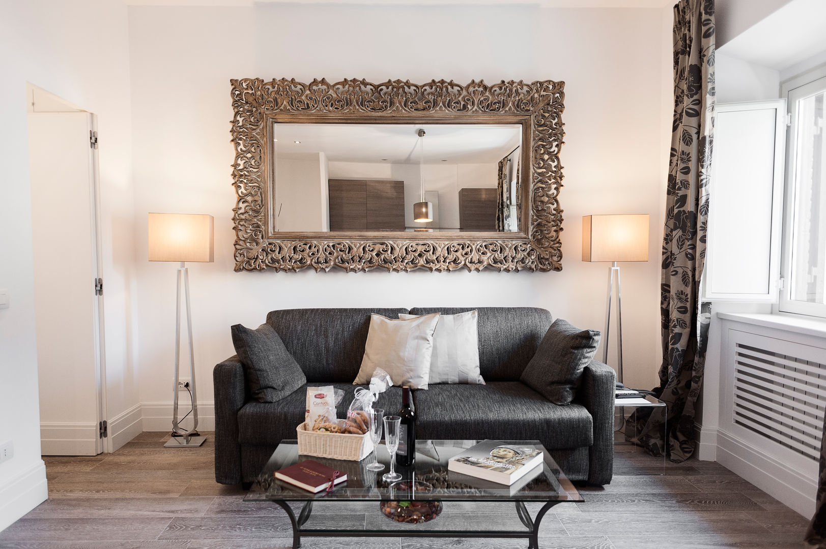 MODERNITA' e LUSSO a Roma, Loredana Vingelli Home Decor Loredana Vingelli Home Decor Modern living room جعلی چرمی Metallic/Silver Sofas & armchairs