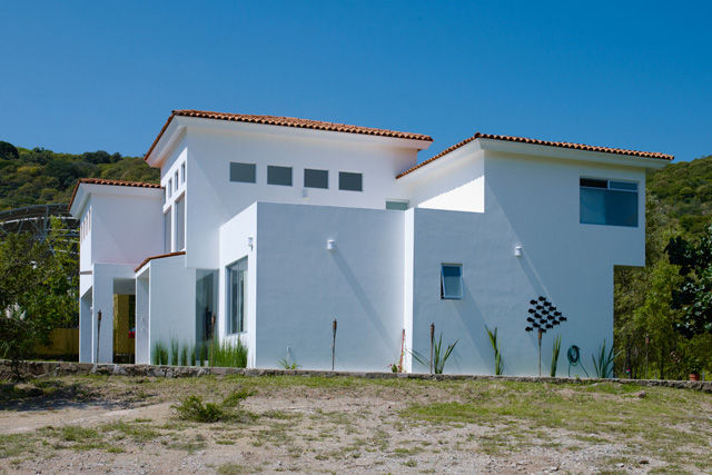 FACHADA LATERAL Excelencia en Diseño Casas de estilo colonial Ladrillos