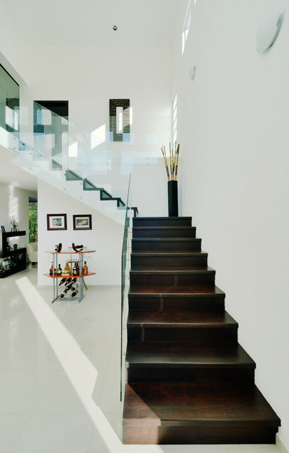 RESIDENCIA DIANA, Excelencia en Diseño Excelencia en Diseño Colonial style corridor, hallway& stairs Bricks White