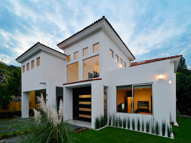 RESIDENCIA DIANA, Excelencia en Diseño Excelencia en Diseño Colonial style house Bricks White