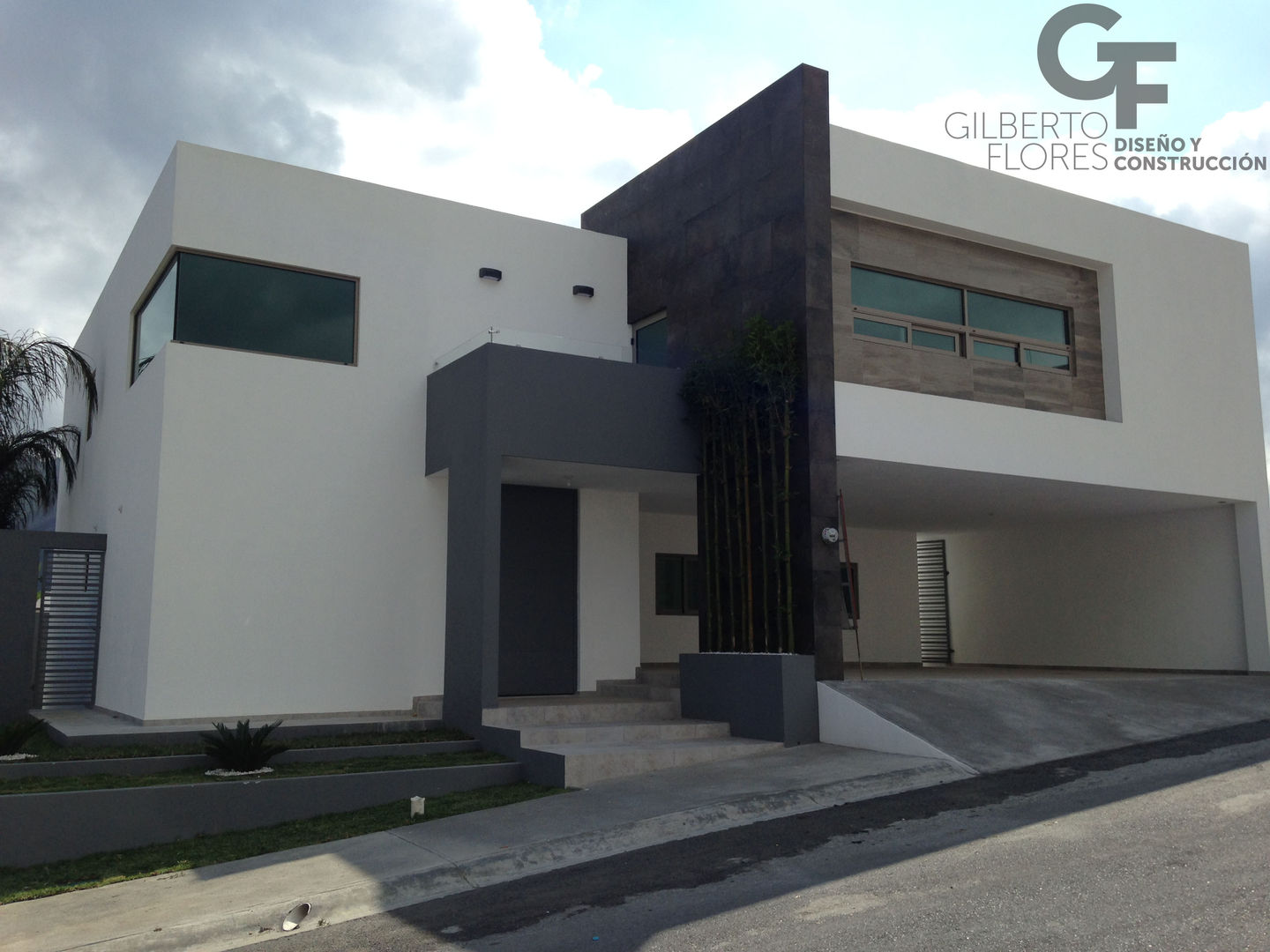 Fachada Ppal. GF ARQUITECTOS Casas estilo moderno: ideas, arquitectura e imágenes