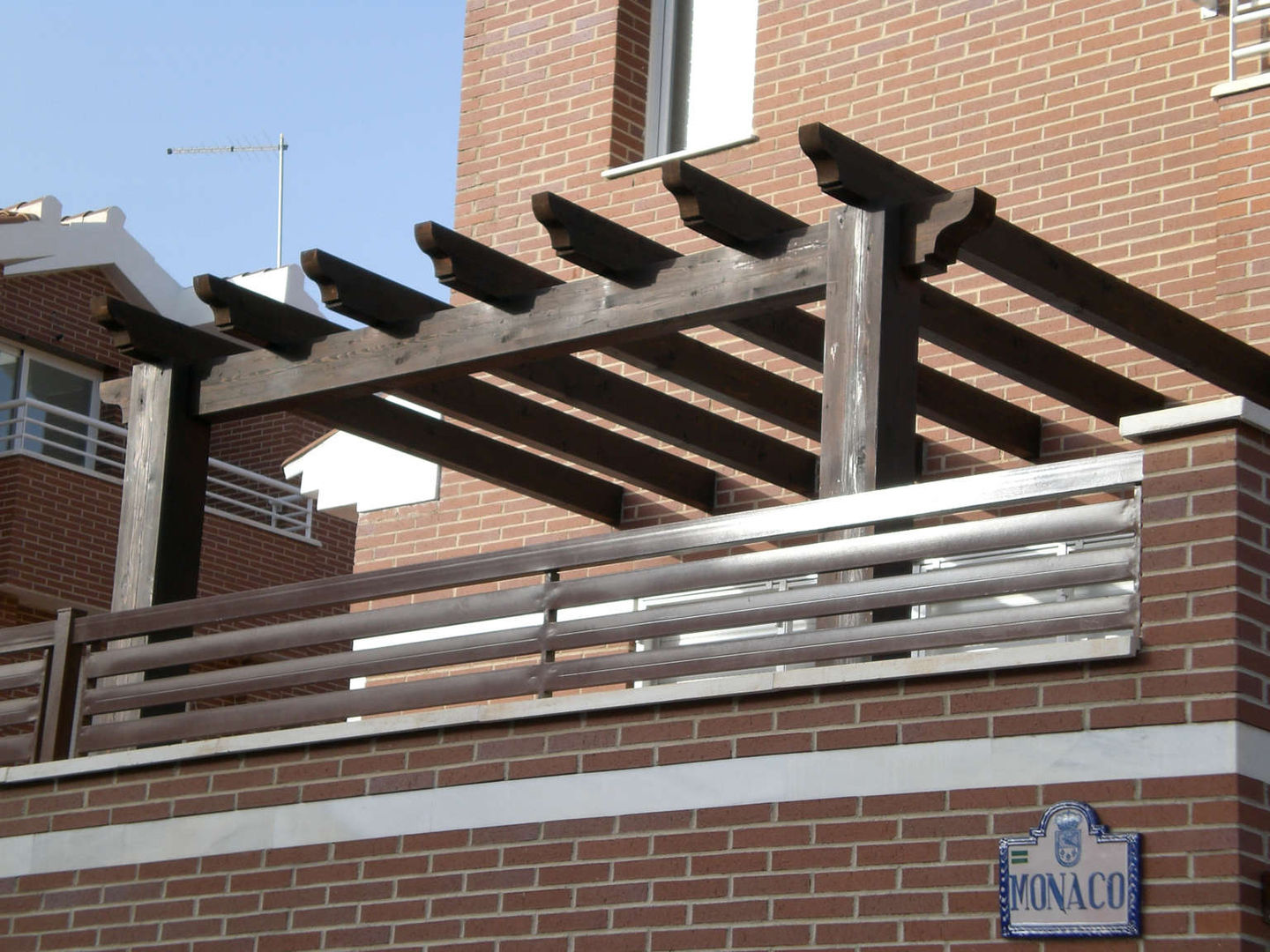Pérgola con estructura de madera homify Balcones y terrazas de estilo rústico Accesorios y decoración