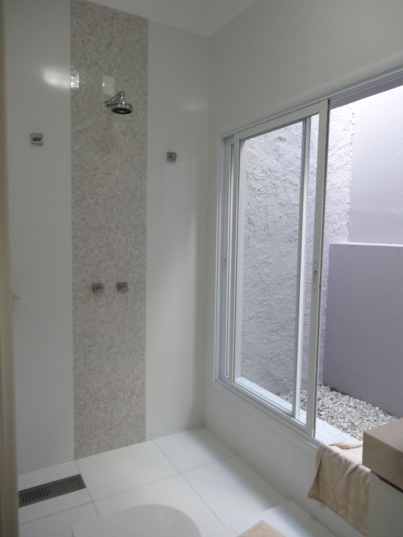 Casa SVJ, Lozí - Projeto e Obra Lozí - Projeto e Obra Minimalist style bathroom