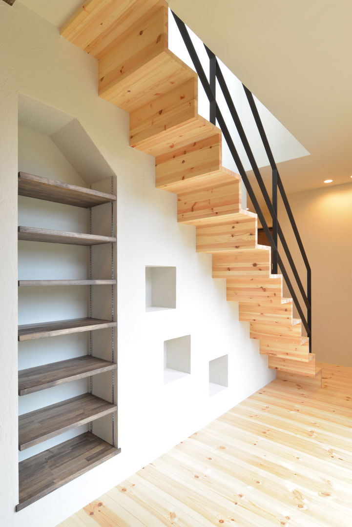 洋光台の家, ＯＡＲＫ一級建築士事務所 ＯＡＲＫ一級建築士事務所 Modern corridor, hallway & stairs Solid Wood Multicolored