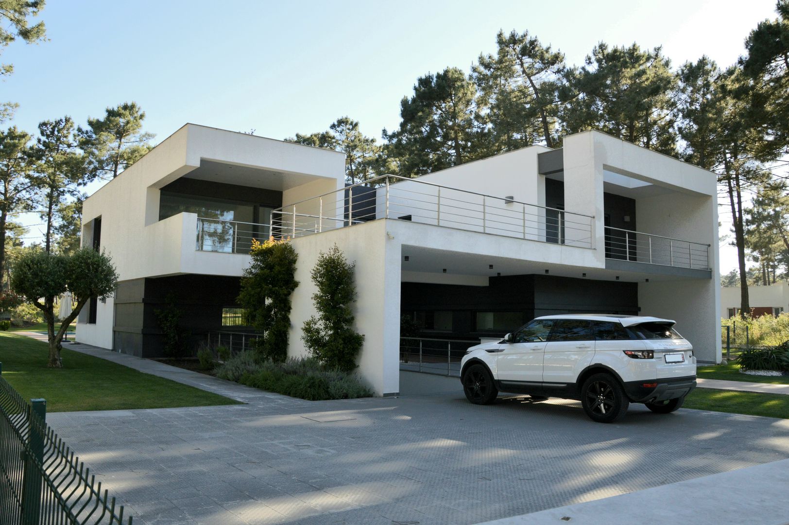 Kiss-house - Herdade da Aroeira - Portugal, Arquitecto Telmo Arquitecto Telmo Casas minimalistas Betão Luz de estacionamento automotivo,Plantar,Céu,Roda,Pneu,Carro,Veículo,Construção,Janela,Árvore