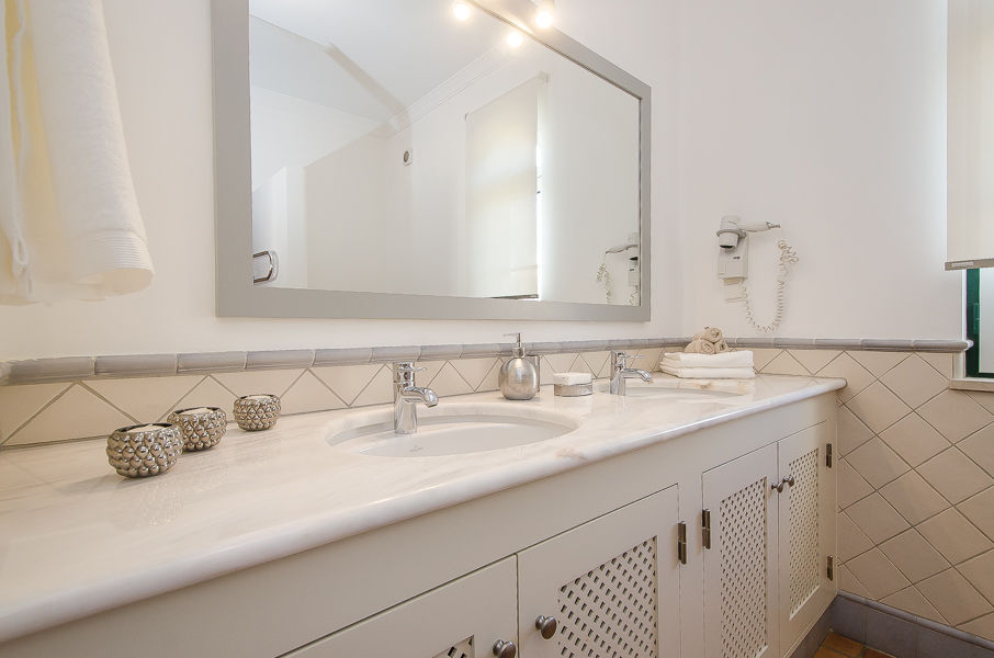 Private Interior Design Project - Quinta do Lago, Simple Taste Interiors Simple Taste Interiors Klasik Banyo Aksesuarlar