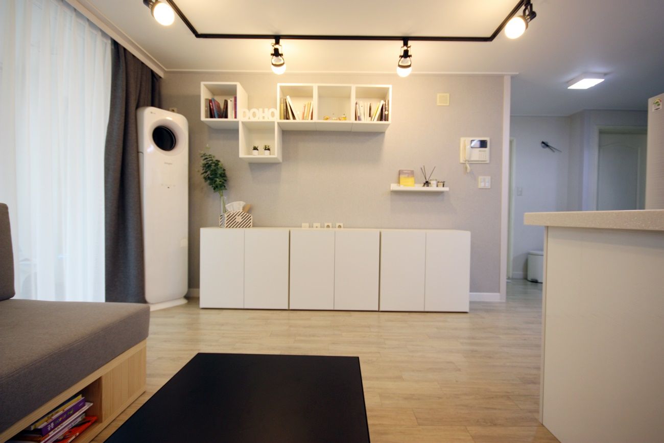 책이 가득한 24평 아파트 홈스타일링, homelatte homelatte Salones de estilo minimalista