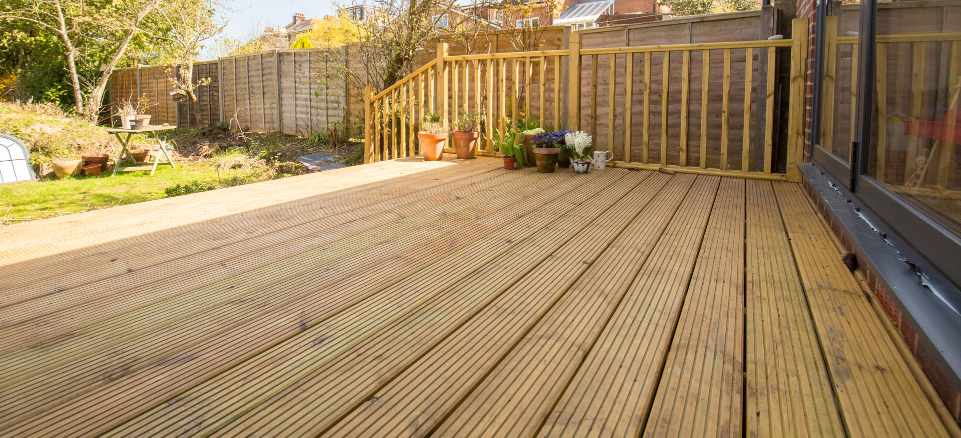 Can you imagine your summers out on this decking? homify ระเบียง, นอกชาน ไม้ Wood effect patio,decking,garden