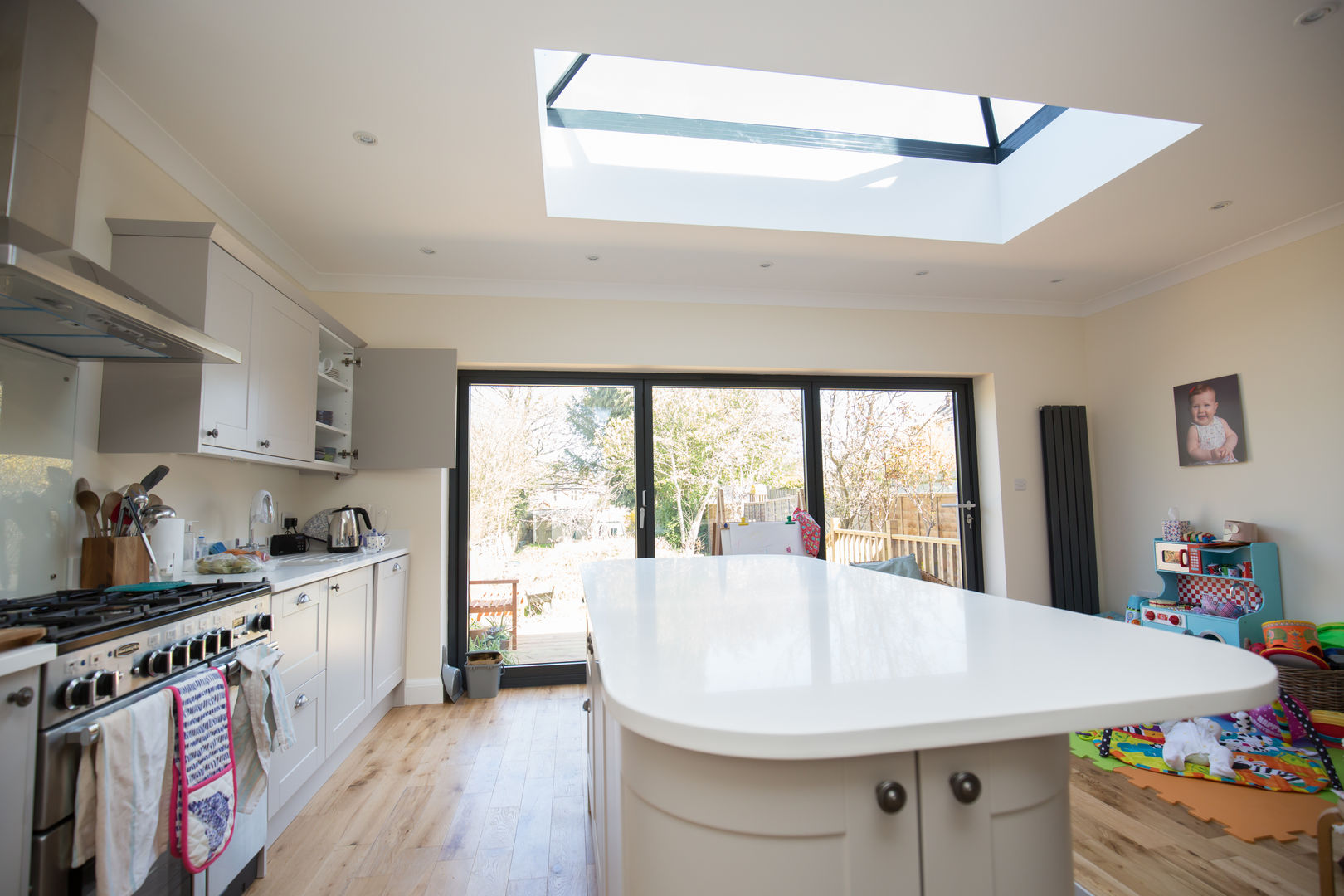 Simple white kitchen, with light shining in through the roof window! homify Cozinhas minimalistas kitchen,white kitchen