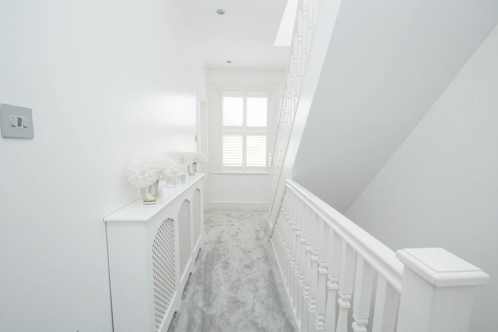 A hallway for the glamorous! homify Modern Koridor, Hol & Merdivenler hallway,silver,white