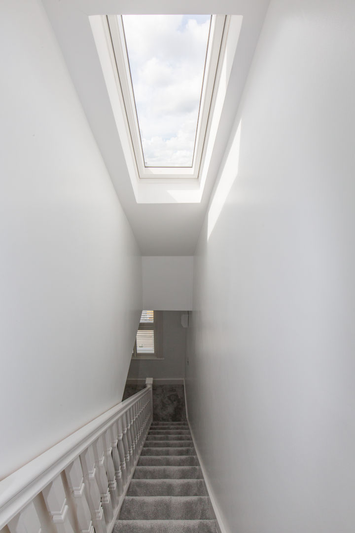 A roof window to brighten up the hallway! homify Modern corridor, hallway & stairs roof window,hallway,loft conversion