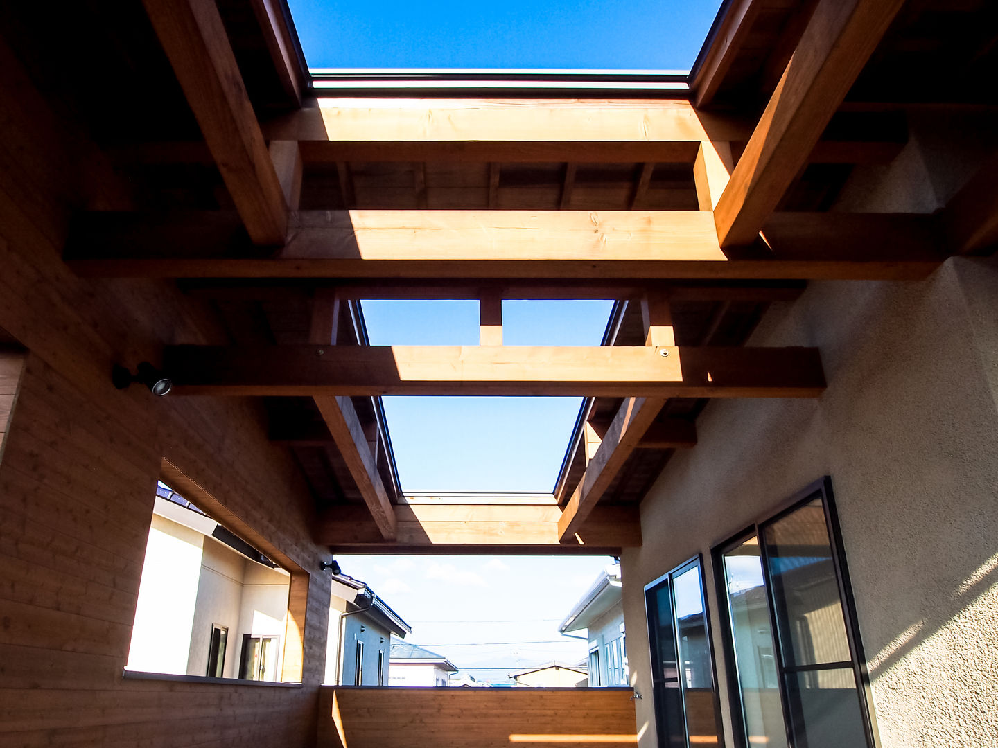 大屋根の家, AtelierorB AtelierorB Balcones y terrazas modernos