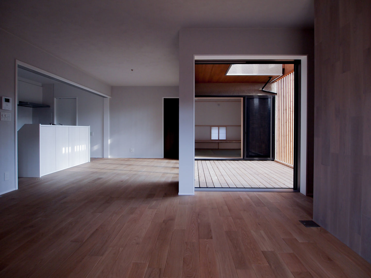 大屋根の家, AtelierorB AtelierorB Salas de jantar modernas