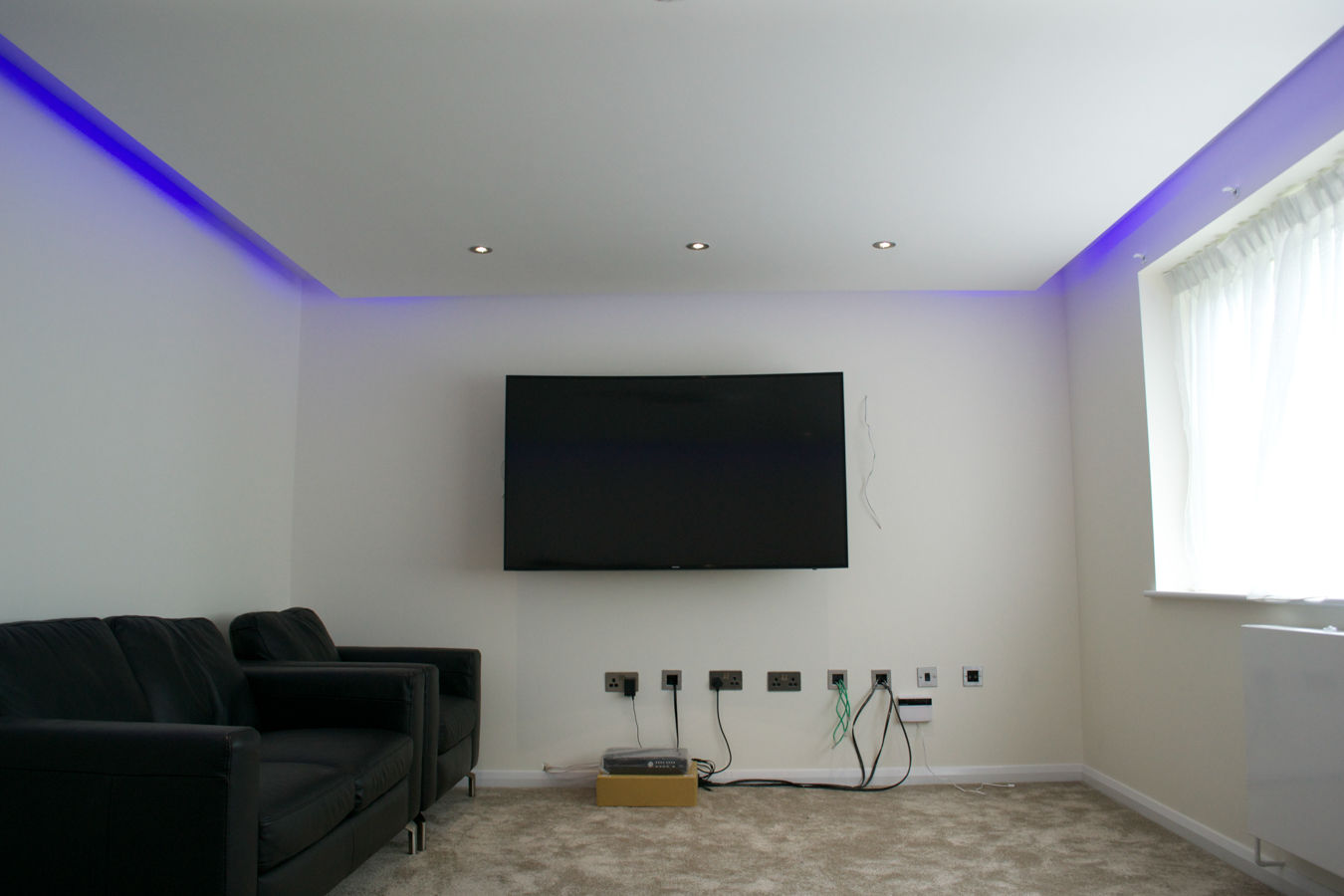 The lighting in here is ready to entertain! homify Chambre moderne lounge,tv,leather sofa,living room