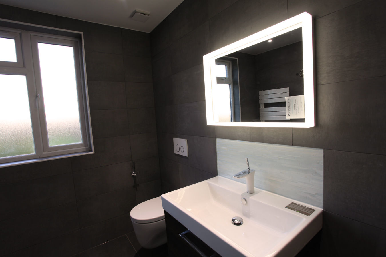 We love the light around this mirror! homify Ванная комната в стиле модерн bathroom lighting,bathroom sink,bathroom,bathroom mirror,small bathroom,bathroom furniture