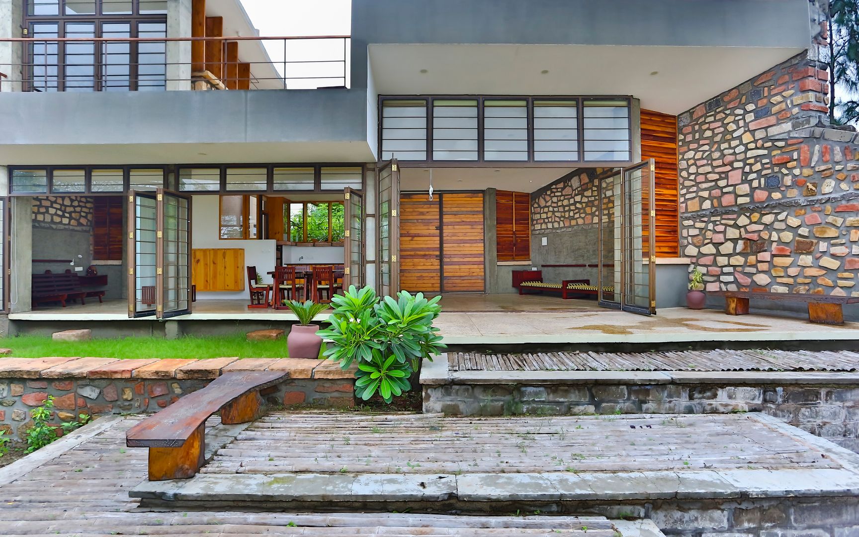 Villa Aaranyak, prarthit shah architects prarthit shah architects Vườn phong cách hiện đại