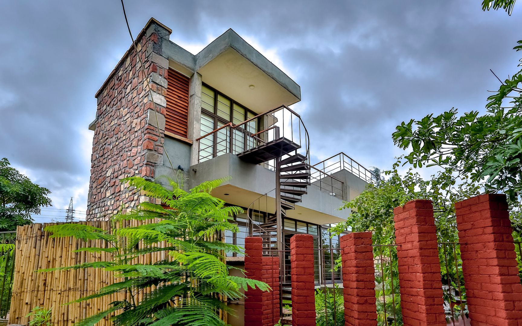 Villa Aaranyak, prarthit shah architects prarthit shah architects Casas modernas