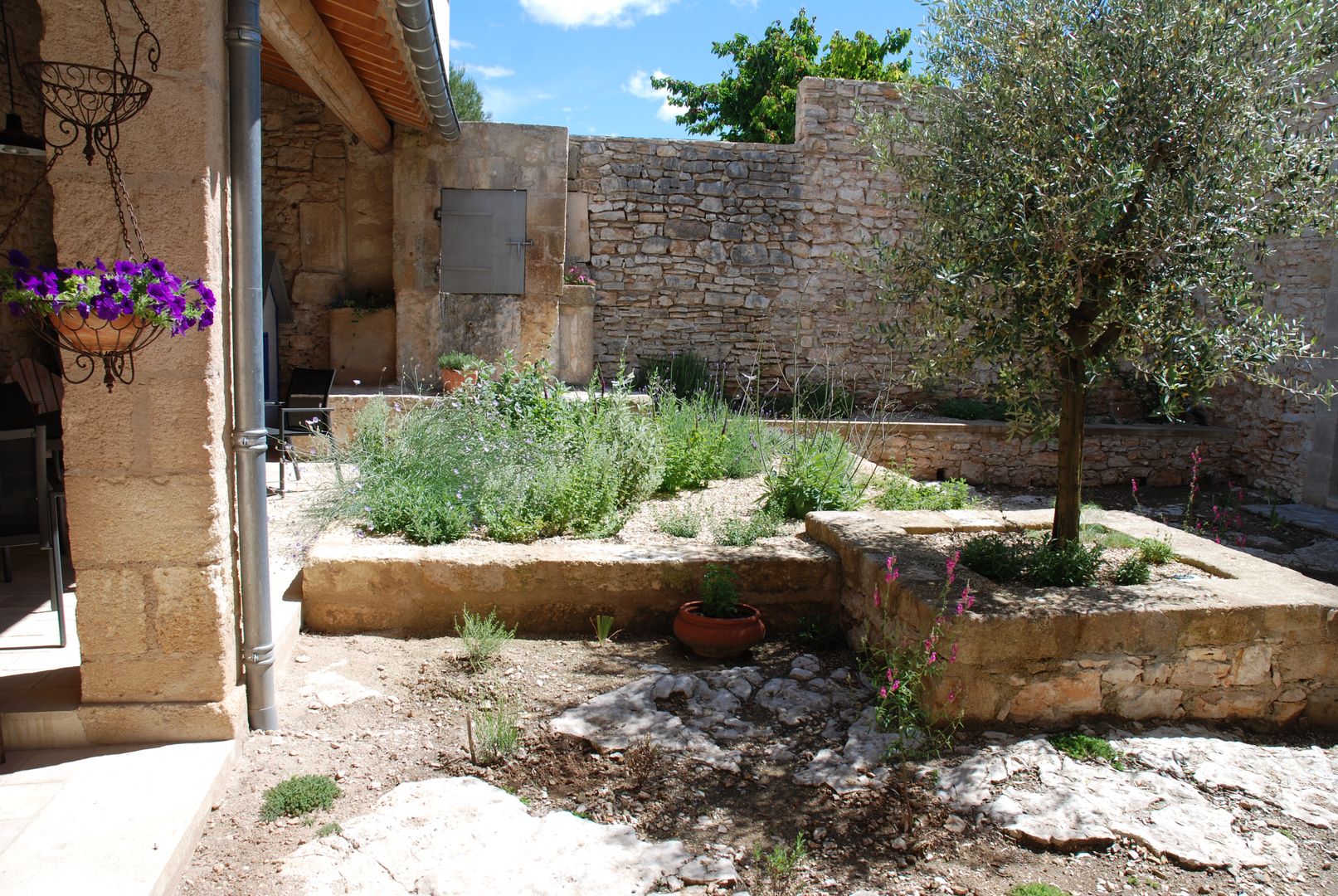 Le patio Jean-Jacques Derboux jardin,méditerranéen,patio,pierre,olivier,naturel,aménagement,conception