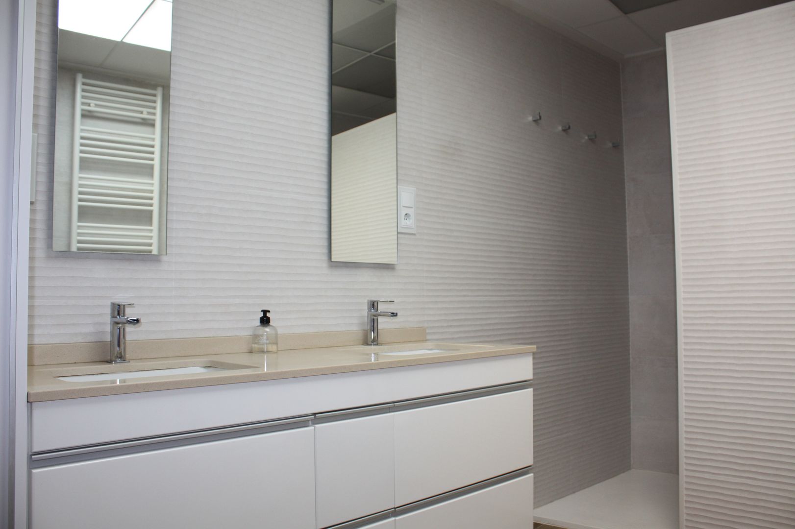 Reforma cuarto de baño en Valencia, Gestionarq, arquitectos en Xàtiva Gestionarq, arquitectos en Xàtiva Modern bathroom Ceramic