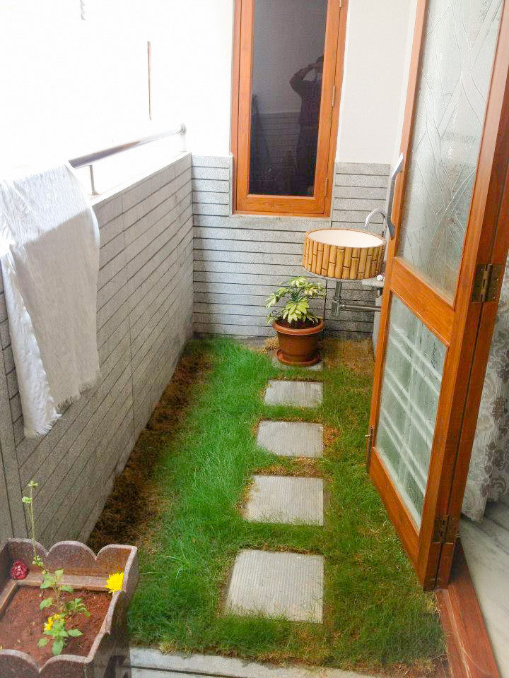 Balcony Urban Shaastra Modern garden Plant,Property,Window,Wood,Interior design,Building,Floor,Flooring,Flowerpot,Grass