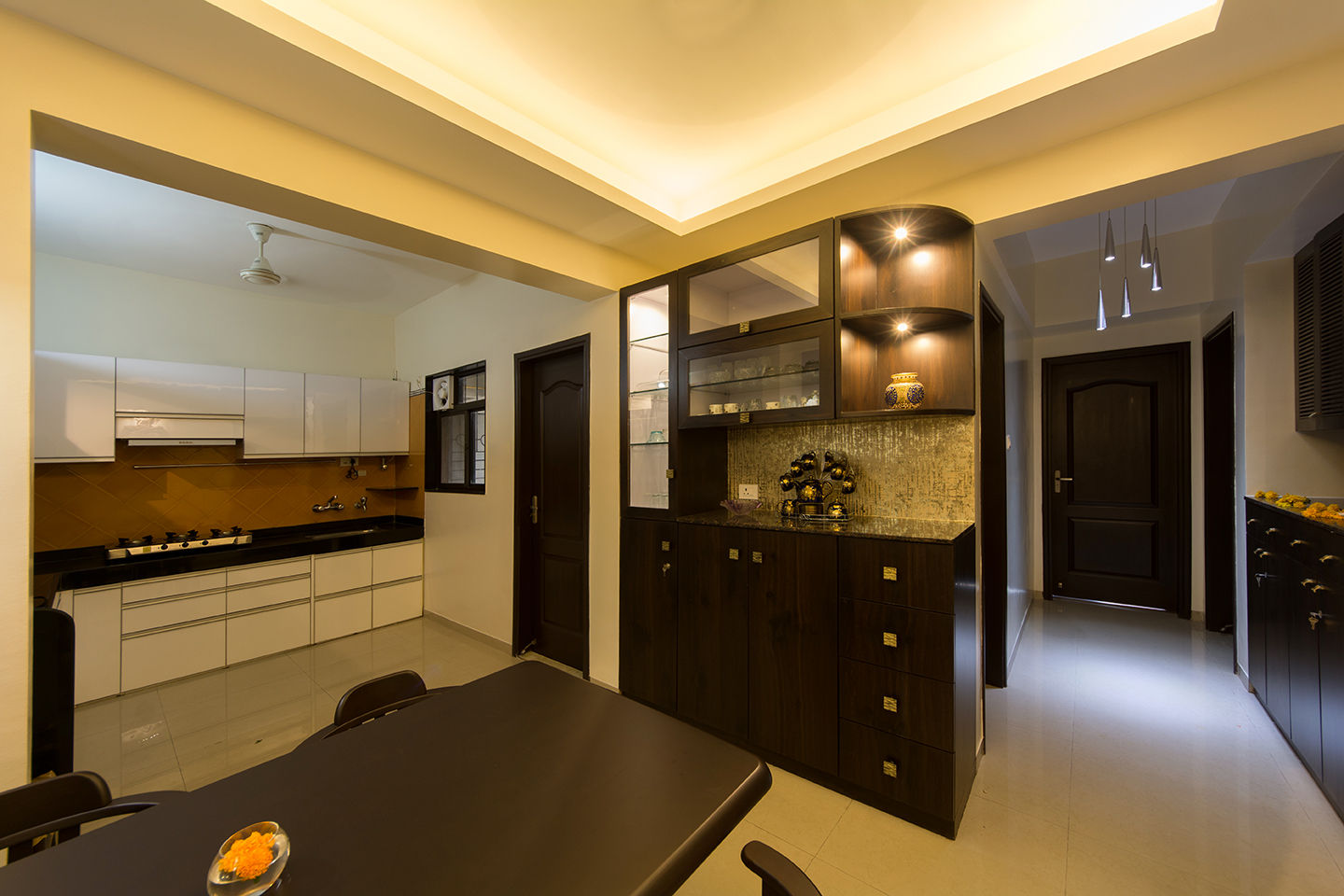 Home at Vishrantwadi, Navmiti Designs Navmiti Designs غرفة السفرة