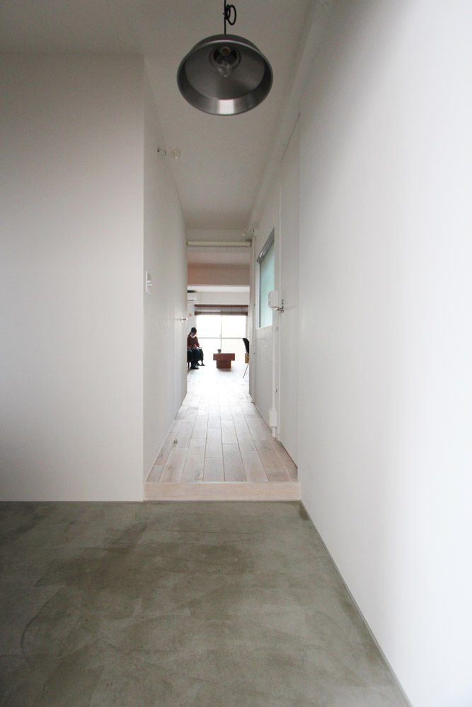 otokonoshiro, nuリノベーション nuリノベーション Minimalist corridor, hallway & stairs