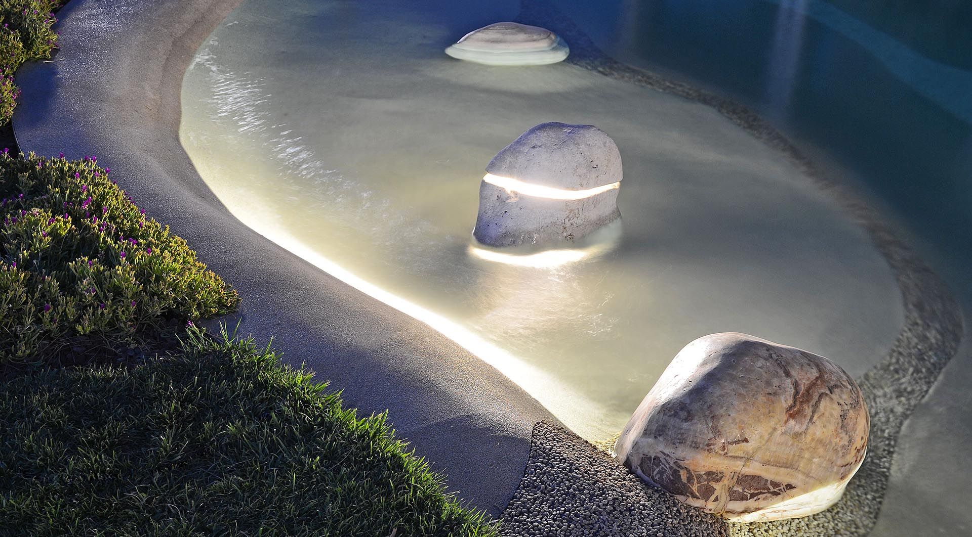 Menhir Pool, Essenze di Luce Essenze di Luce Piscinas de estilo moderno Piedra Piscinas
