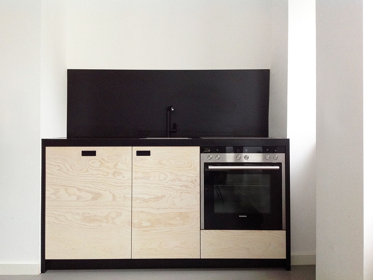 KITCHEN IN BLACK Maison du Bonheur Moderne Küchen Schränke,Küchengerät,Haushaltsgerät,Arbeitsplatte,Holz,Rechteck,Küche,Küchenherd,Umhauen,Großgerät