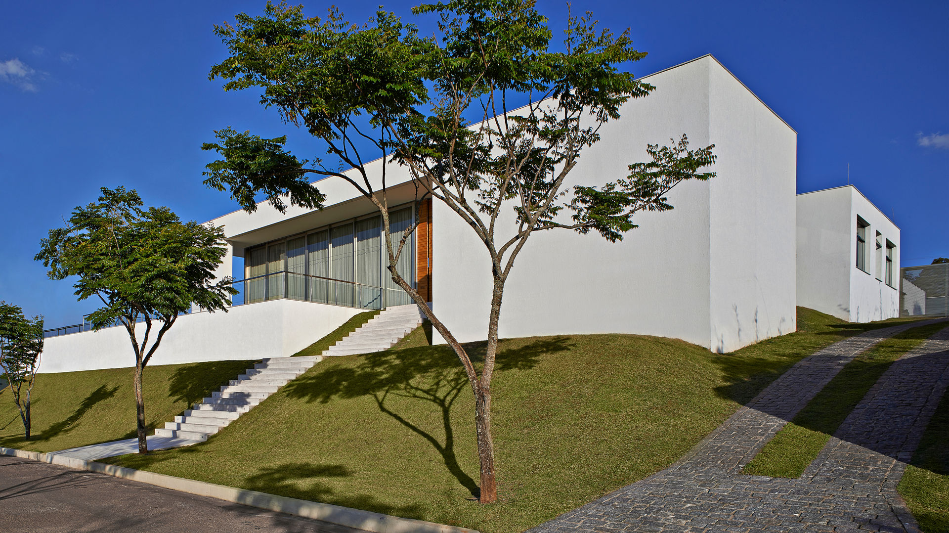 Vista da entrada de autos Lanza Arquitetos Casas modernas