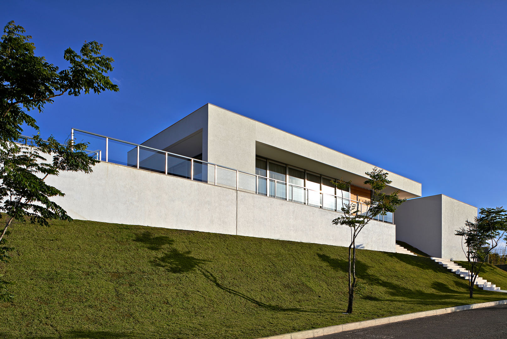 Casa no Condomínio Serra dos Manacás, Lanza Arquitetos Lanza Arquitetos Casas estilo moderno: ideas, arquitectura e imágenes