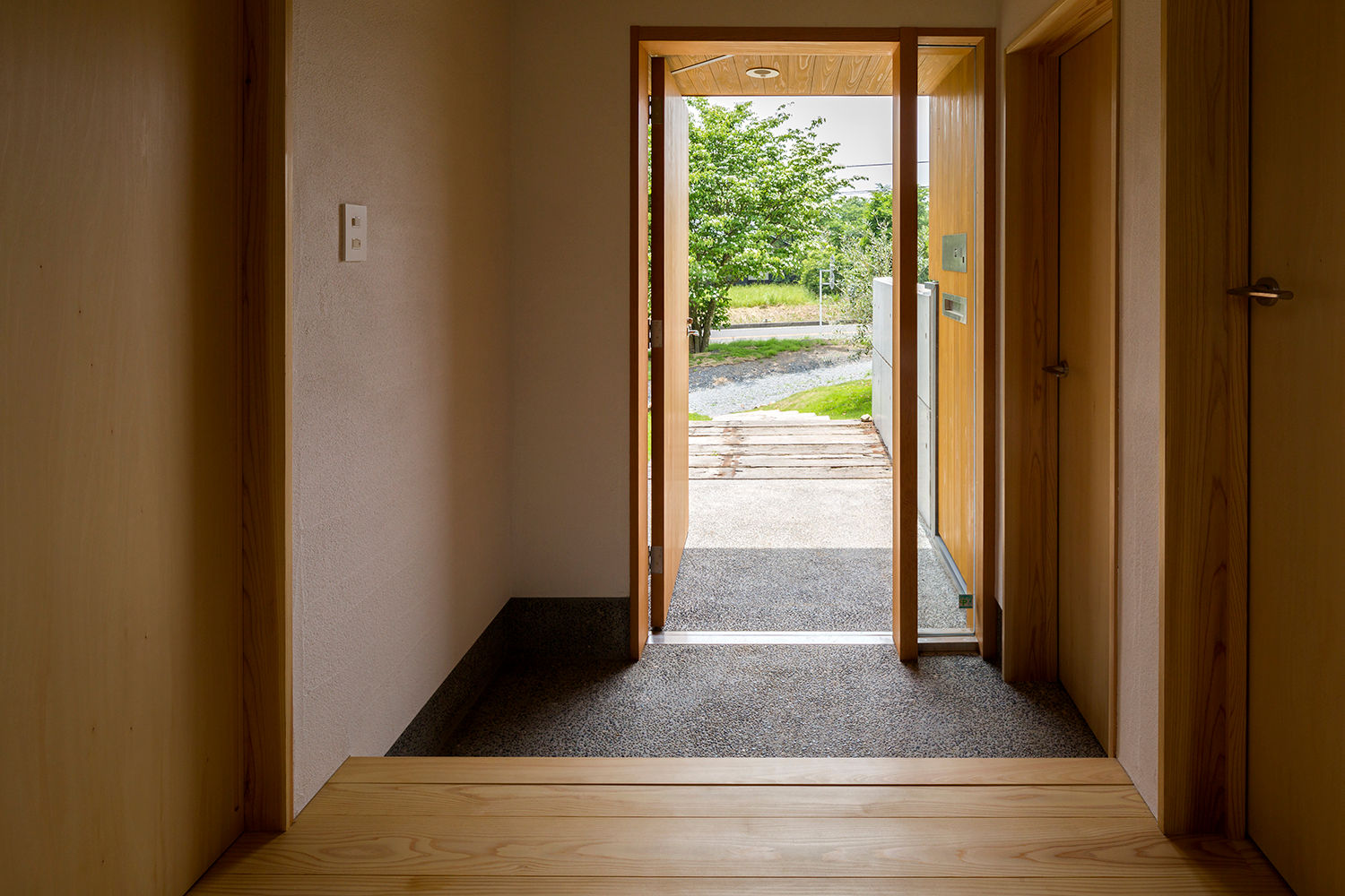 喜連川・傾斜地の家, 中山大輔建築設計事務所/Nakayama Architects 中山大輔建築設計事務所/Nakayama Architects Pasillos, vestíbulos y escaleras eclécticos