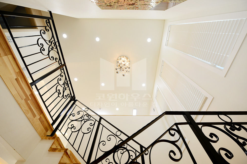 homify Pasillos, vestíbulos y escaleras de estilo moderno