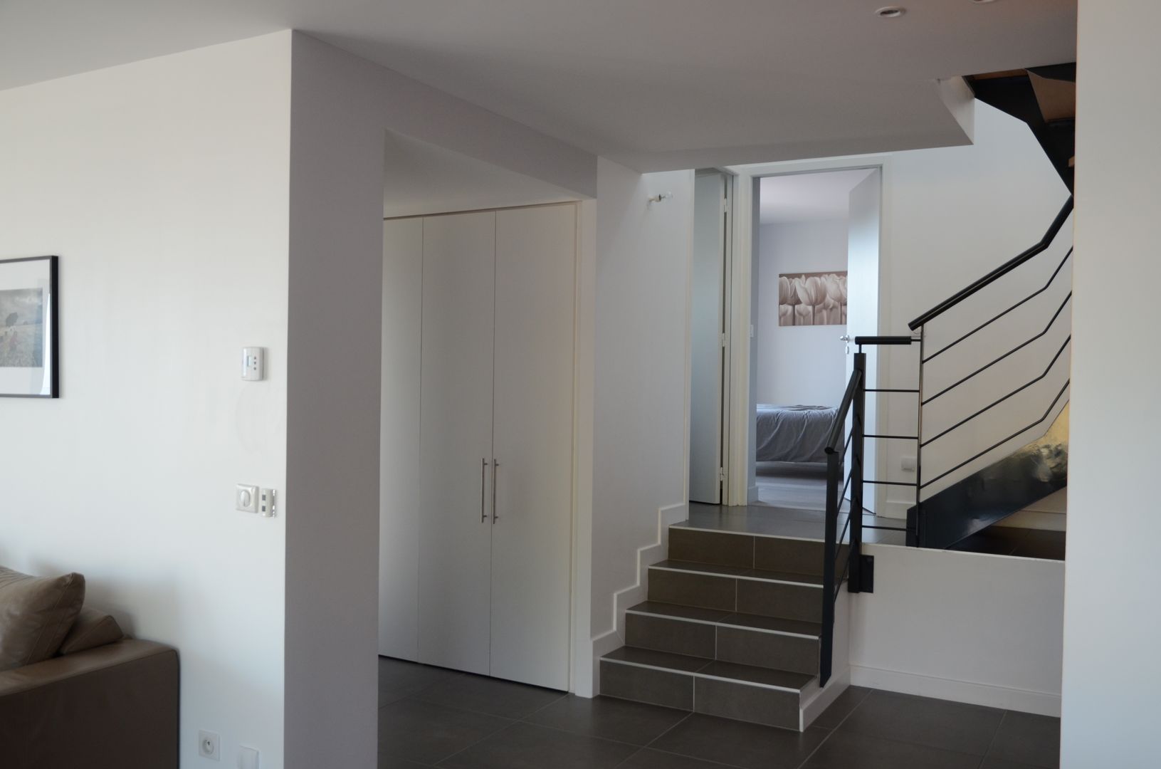 Maison cubique ultra contemporaine dans le Rhône, Pierre Bernard Création Pierre Bernard Création Modern corridor, hallway & stairs