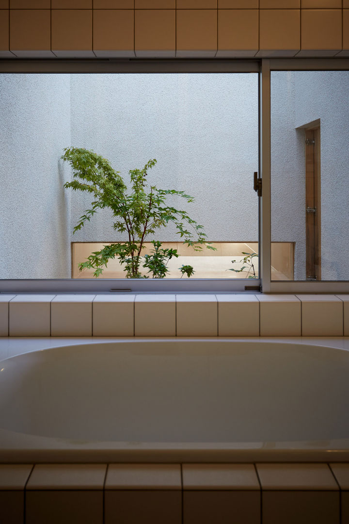 山里のいえ, toki Architect design office toki Architect design office 現代浴室設計點子、靈感&圖片 陶器