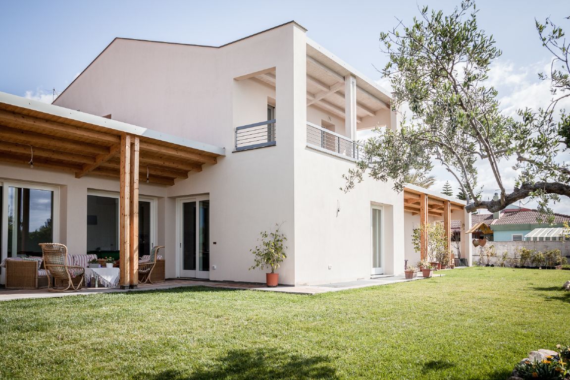 Casa “A e D”: i loggiati sul giardino homify Case in stile mediterraneo Laterizio sostenibilità,mediterraneo,materiali naturali,sardegna,giardino anteriore,loggiato,legno,laterizio,sughero