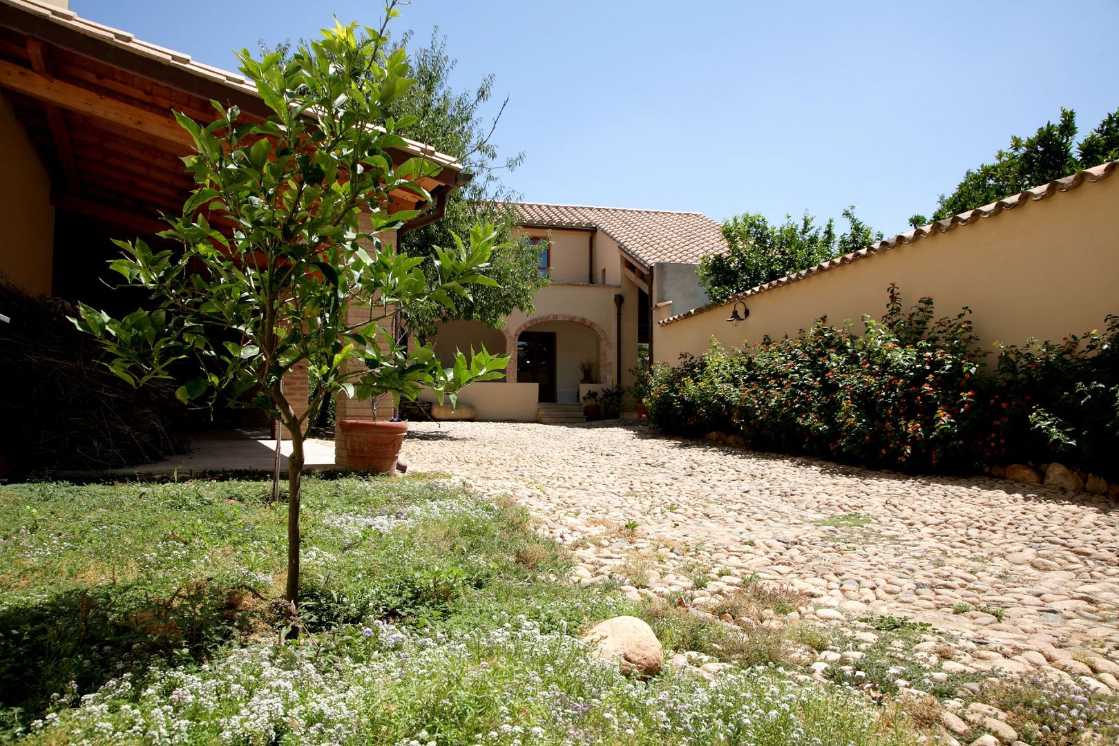 Casa in terra cruda, OPeA s.r.l. STP OPeA s.r.l. STP Jardins mediterrâneos