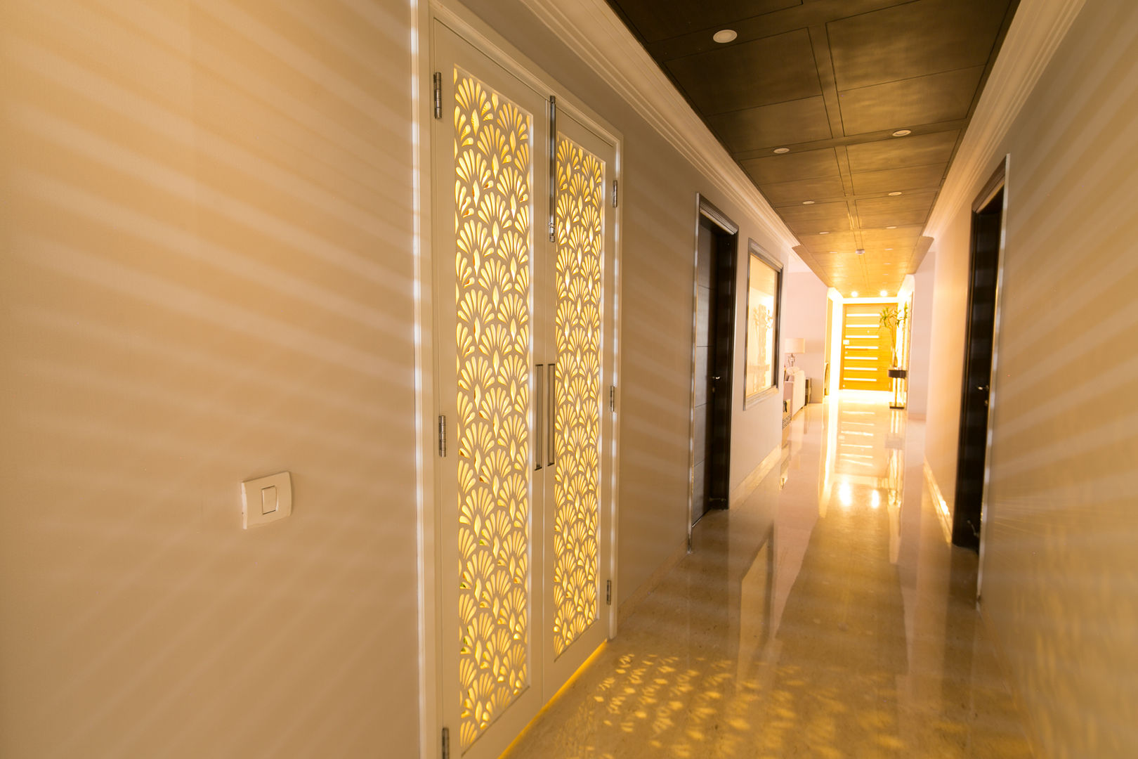 Hibiscus Gurgaon, ACQ Design ACQ Design Pasillos, vestíbulos y escaleras modernos Iluminación