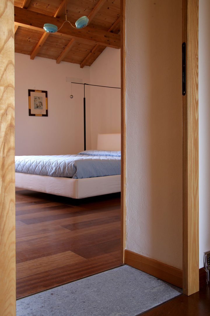 Casa in terra cruda, OPeA s.r.l. STP OPeA s.r.l. STP Mediterranean style bedroom Wood Wood effect