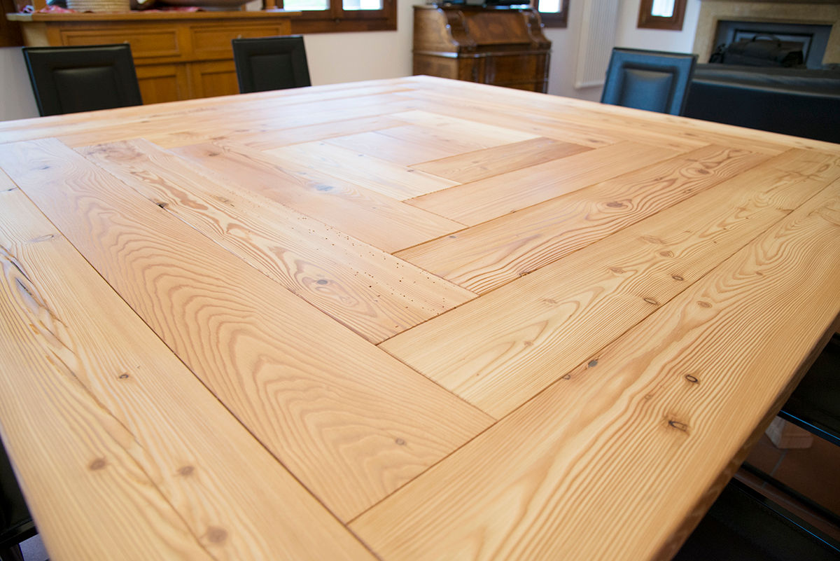 Cucina su misura in larice antico, RI-NOVO RI-NOVO Rustic style kitchen Wood Wood effect Tables & chairs