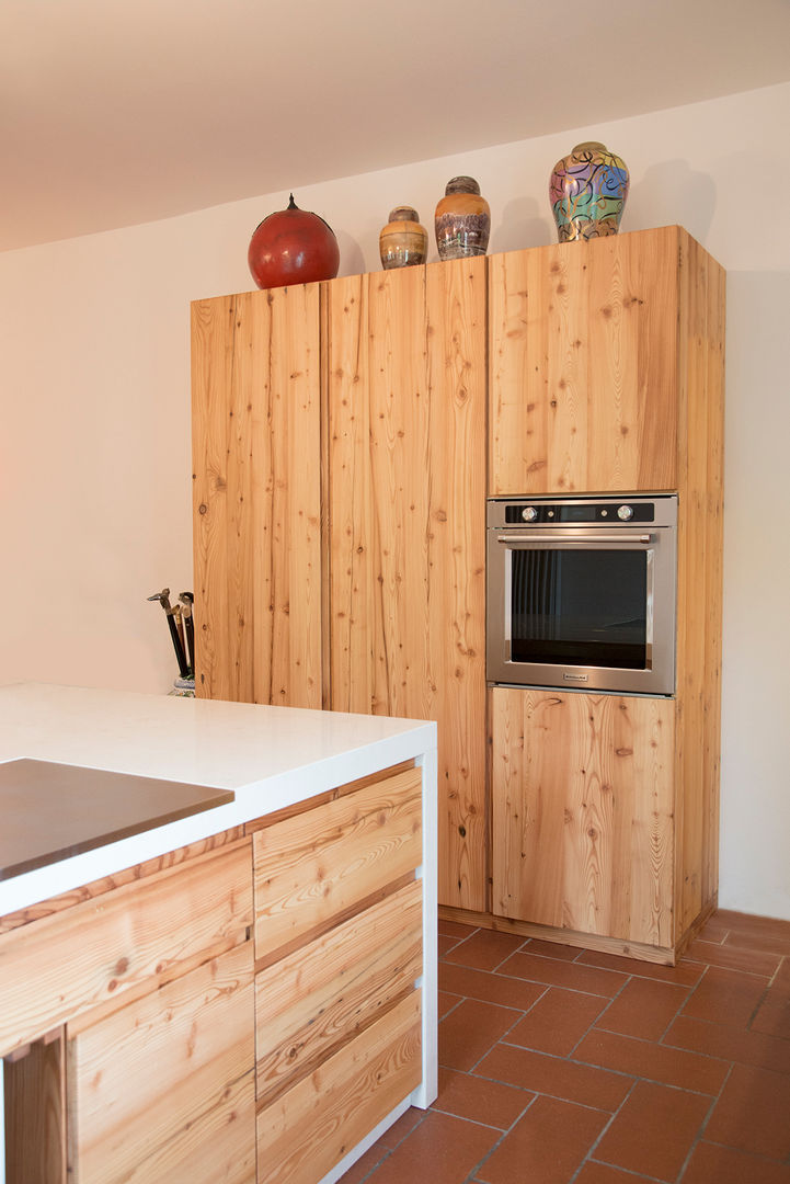 Cucina su misura in larice antico, RI-NOVO RI-NOVO Rustic style kitchen Wood Wood effect Storage