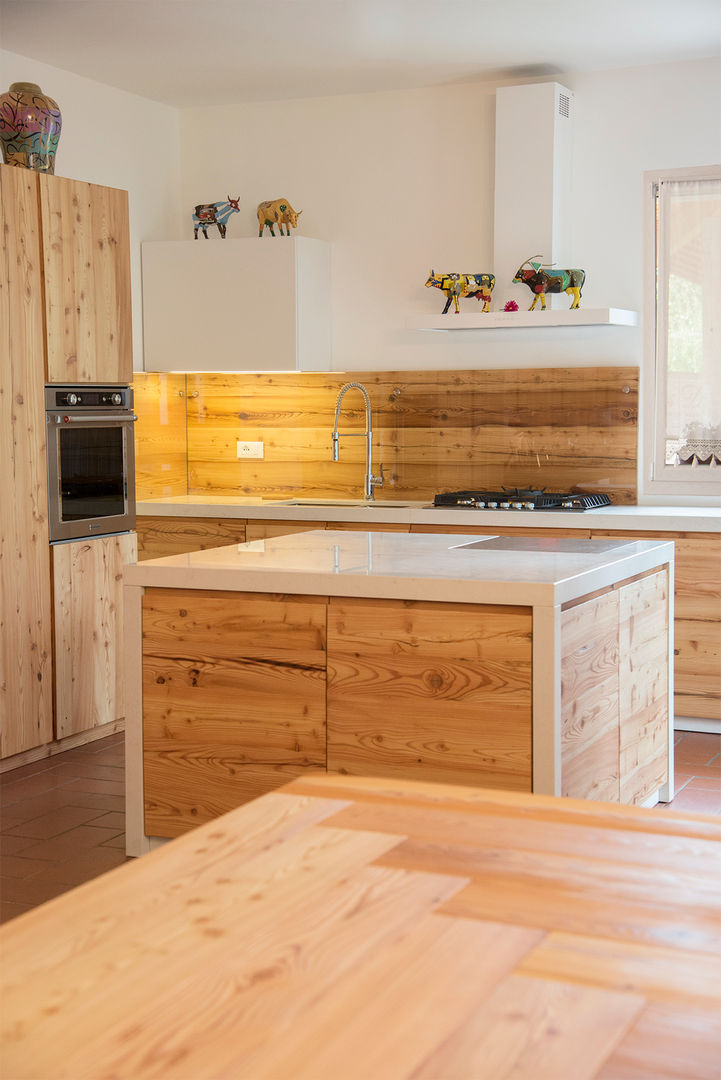 Cucina su misura in larice antico, RI-NOVO RI-NOVO Kitchen لکڑی Wood effect Bench tops