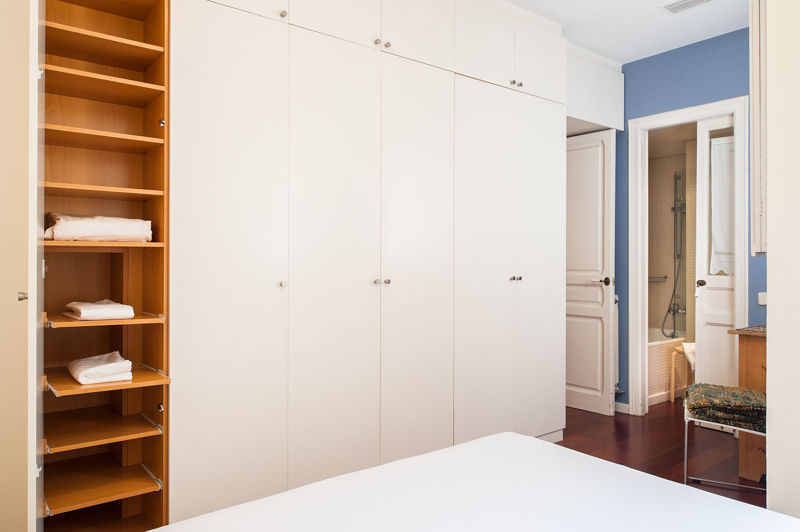 Un amplio y bien organizado walk-in closet con una variedad de