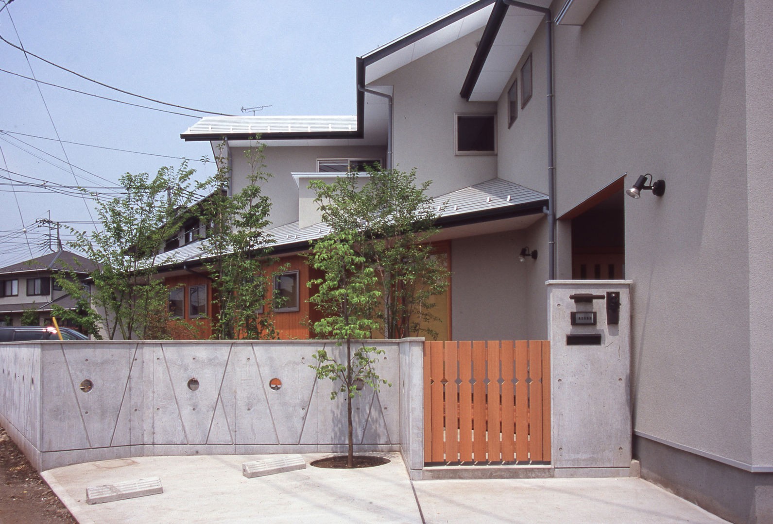 三角形の敷地の多角形な暮らし, （株）独楽蔵 KOMAGURA （株）独楽蔵 KOMAGURA オリジナルスタイルの 玄関&廊下&階段 建物,財産,植物,空,窓,フィクスチャ,建築,木,路面,土地区画