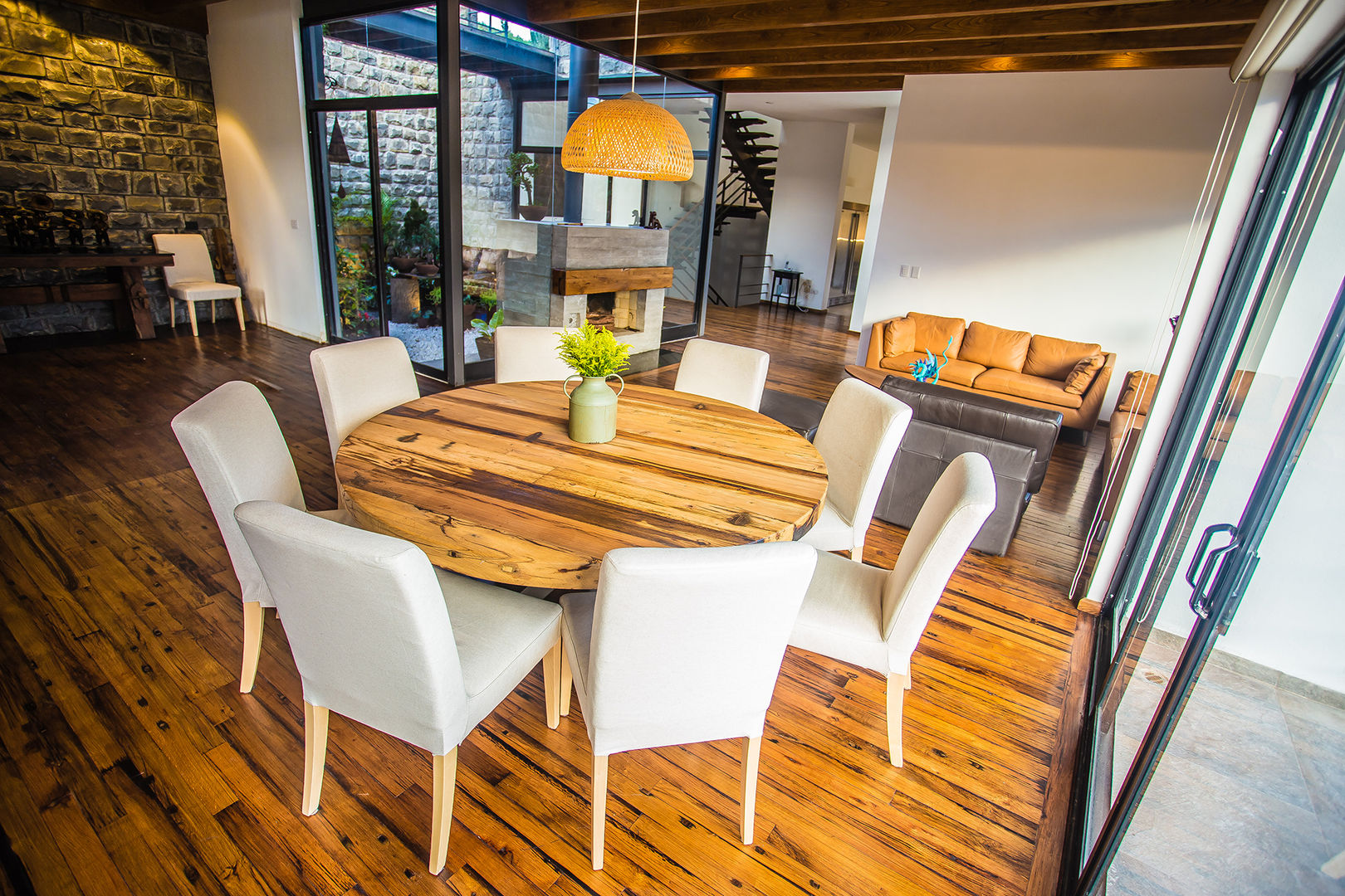 Comedor y sala homify Comedores modernos