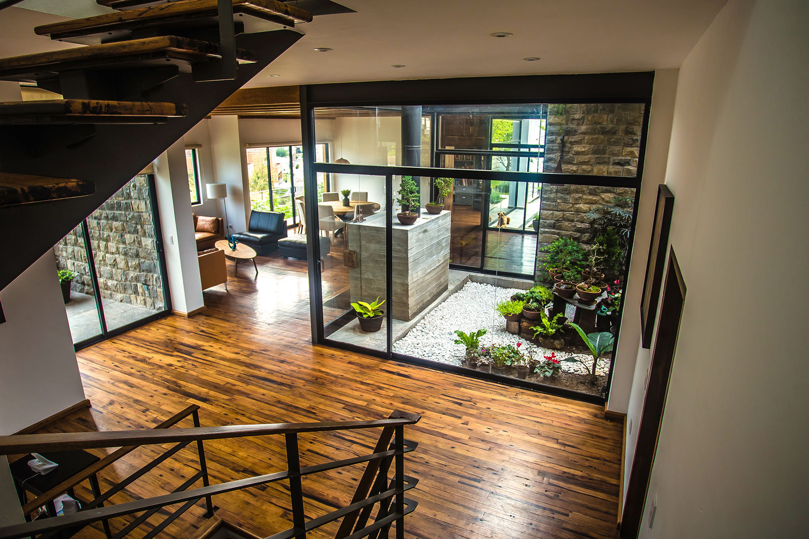 Escalera y jardín interior homify Balcones y terrazas de estilo moderno