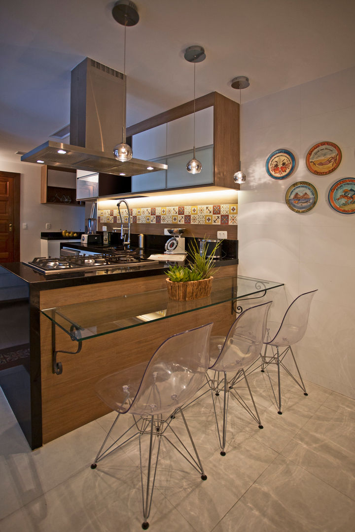 Veja o resultado da reforma da área externa dessa residência com área gourmet + cozinha!, Andréa Spelzon Interiores Andréa Spelzon Interiores Dapur Modern