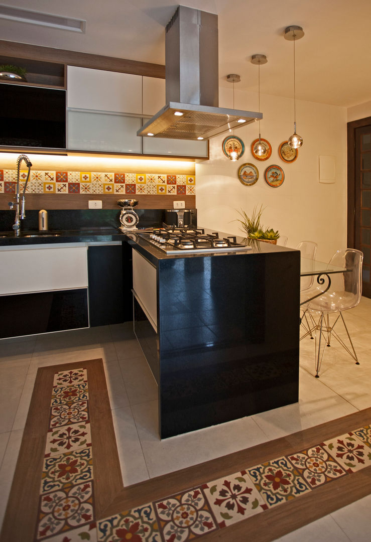 Veja o resultado da reforma da área externa dessa residência com área gourmet + cozinha!, Andréa Spelzon Interiores Andréa Spelzon Interiores Кухня в стиле модерн