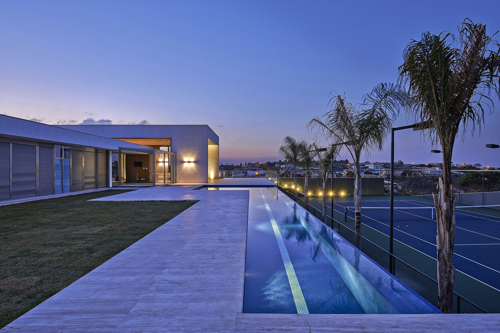 Casa no Condomínio Serra dos Manacás, Lanza Arquitetos Lanza Arquitetos منازل