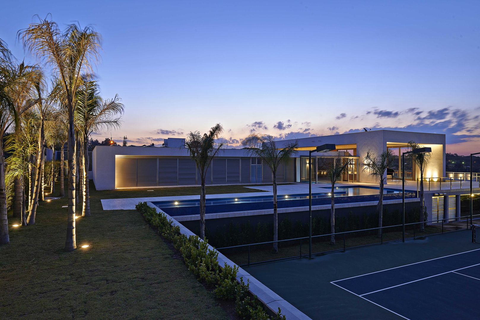 Casa no Condomínio Serra dos Manacás, Lanza Arquitetos Lanza Arquitetos Будинки