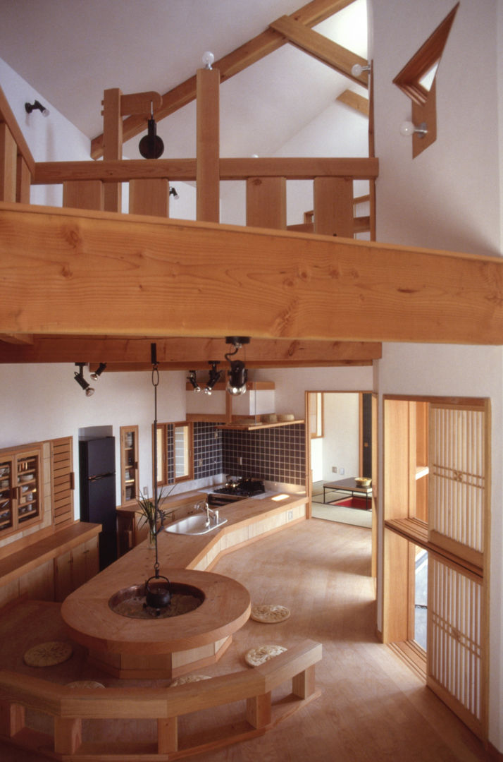 囲炉裏テーブルと露天風呂のある別荘, （株）独楽蔵 KOMAGURA （株）独楽蔵 KOMAGURA Living room